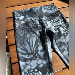 CHAMPION PERFORMANCE • Butterfly print capri leggings • Size Small